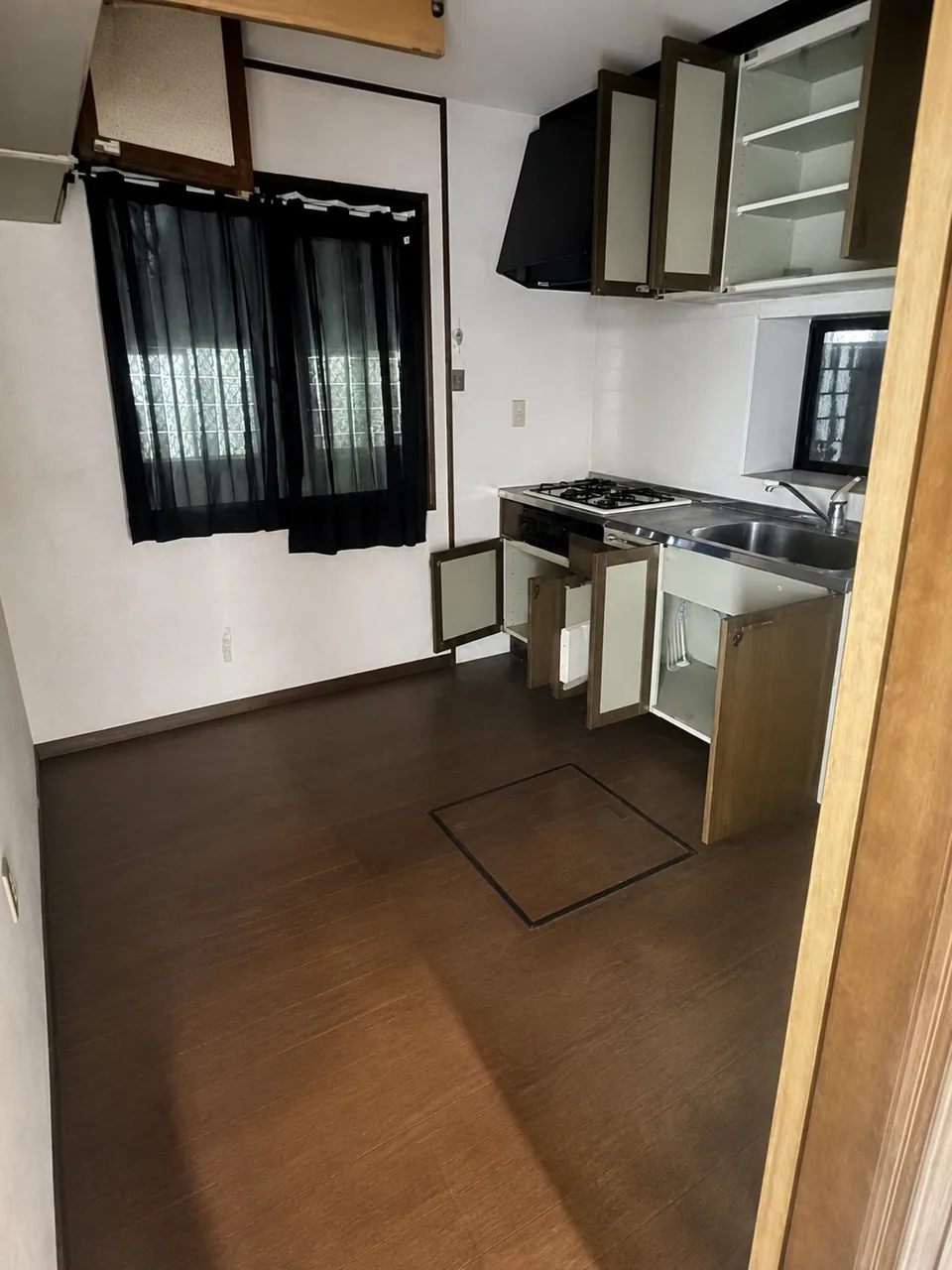 西宮市のキッチンで家財整理を終え床面と調理スペースが空いた室内