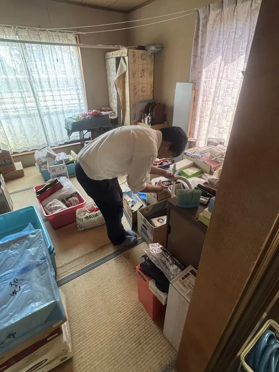 西宮市甲子園南周辺の戸建てで家財を一点ずつ確認している買取査定の様子