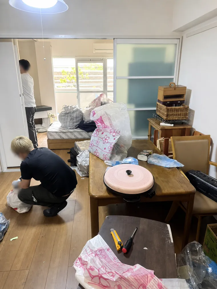 西宮市の家財整理現場でスタッフが品物を仕分けている様子